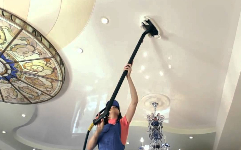 Comment évacuer vous-même l'eau d'un plafond tendu: conseils utiles