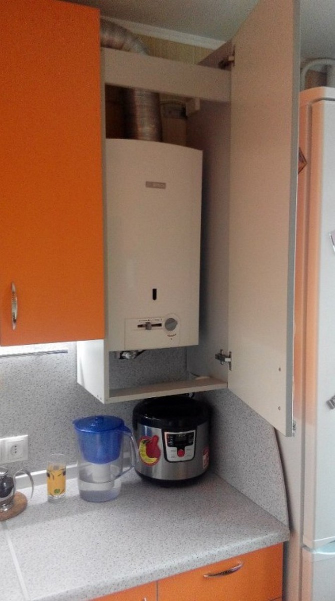 Conception de cuisine avec une chaudière à gaz au mur et des tuyaux: comment la cacher, des idées de photos