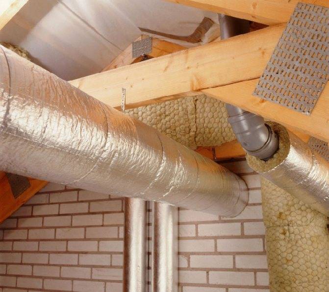 Condensation dans la ventilation d'une maison privée: causes de l'accumulation d'humidité et moyens de résoudre le problème