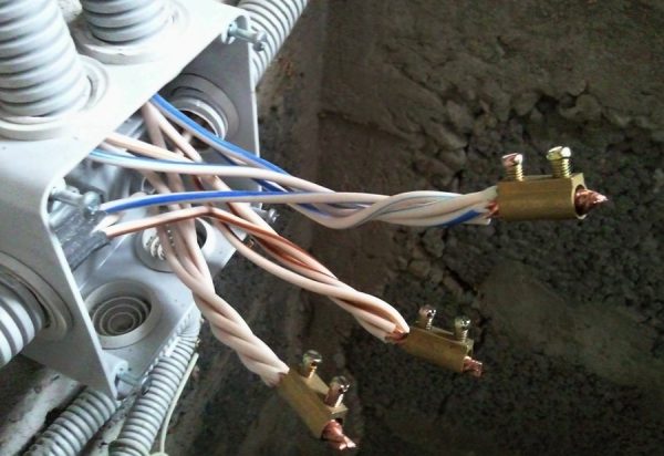 Pose du câblage électrique dans un appartement: aperçu des principaux schémas et de la procédure d'exécution des travaux