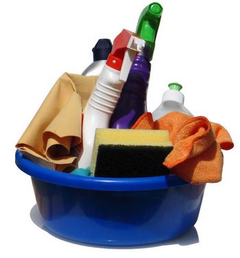 7 façons de remplacer les produits chimiques ménagers coûteux lors du nettoyage de la salle de bain