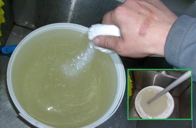 Quel est le meilleur remède contre les fosses d'aisance : un aperçu des bactéries vivantes, des antiseptiques et de la chimie