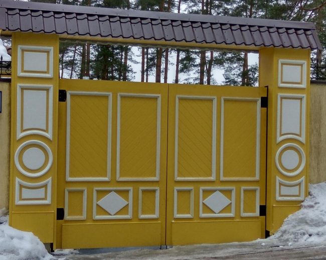 Comment faire un portail de vos propres mains en carton ondulé: dessins + instructions étape par étape