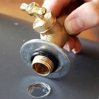 Installation du mitigeur à bord de la baignoire + rappel des avantages et inconvénients de cette option