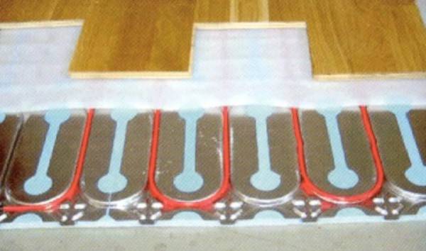 Chauffage au sol sous stratifié sur un sol en béton : nuances de design + notice de pose détaillée