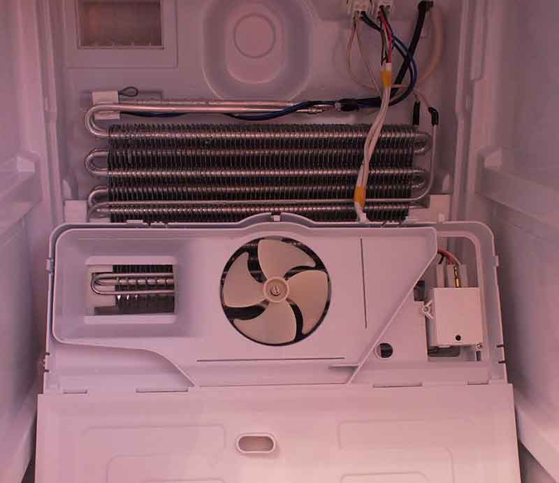 Pourquoi le réfrigérateur cogne : recherche des causes et des méthodes pour éliminer les cognements