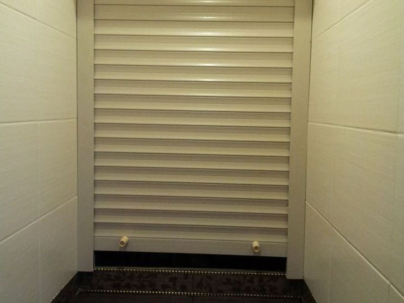 Comment cacher les tuyaux dans la salle de bain sans les monter dans le mur sous les carreaux pour qu'il y ait un accès