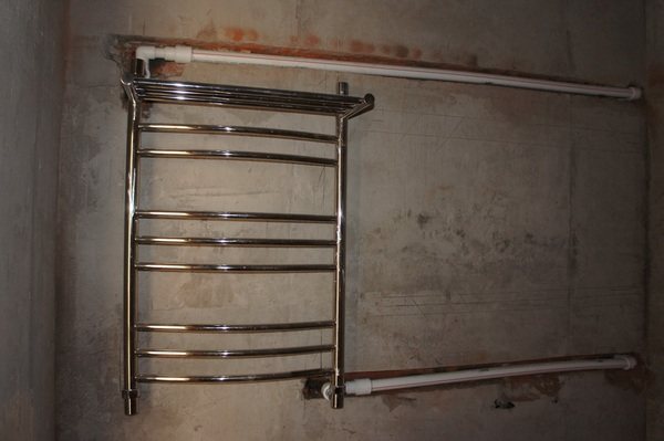 Transfert d'un sèche-serviettes, règles de raccordement, procédure d'installation