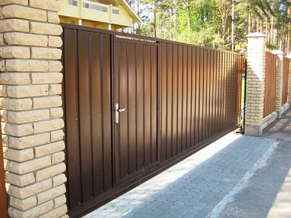 Comment fabriquer un portail pour une maison privée à partir d'un profilé métallique: dessins + instructions de fabrication étape par étape.