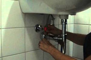 Vanne de fond pour l'évier: instructions d'installation vidéo à faire soi-même