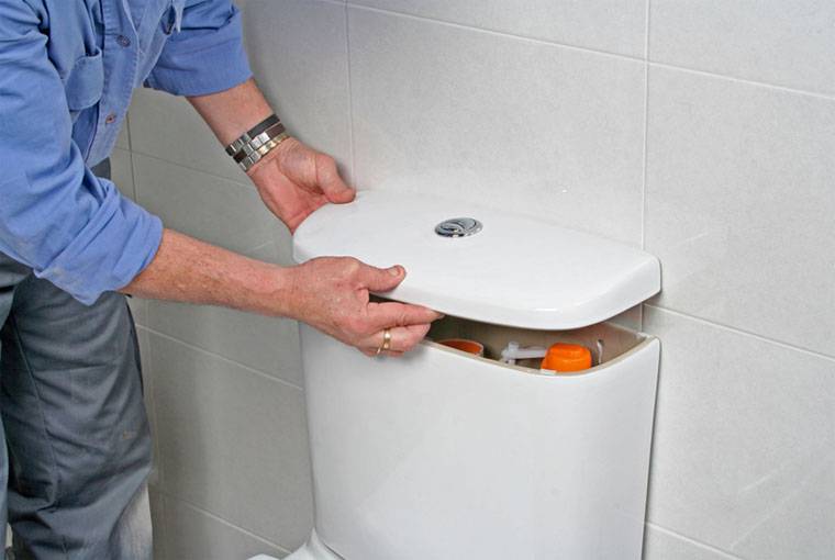 Pourquoi de la condensation apparaît sur la cuvette des toilettes et comment s'en débarrasser