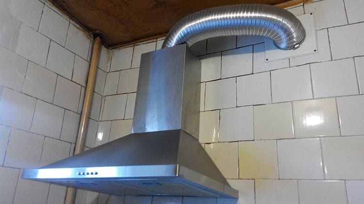 Installer une hotte sur une cuisinière à gaz : règles et exigences