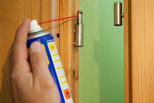 3 façons simples de se débarrasser des grincements de porte