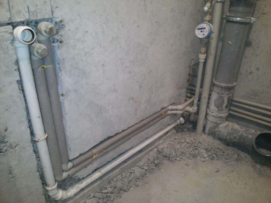 Remplacement à faire soi-même des tuyaux d'égout dans un appartement