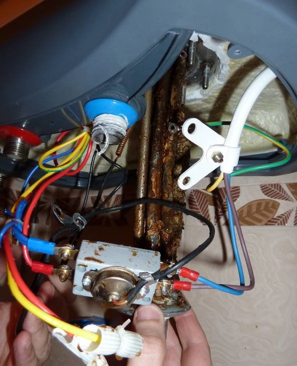 Remplacement de l'élément chauffant du chauffe-eau - 5 erreurs. anode de magnésium, nettoyage du réservoir, vérification de l'élément chauffant.