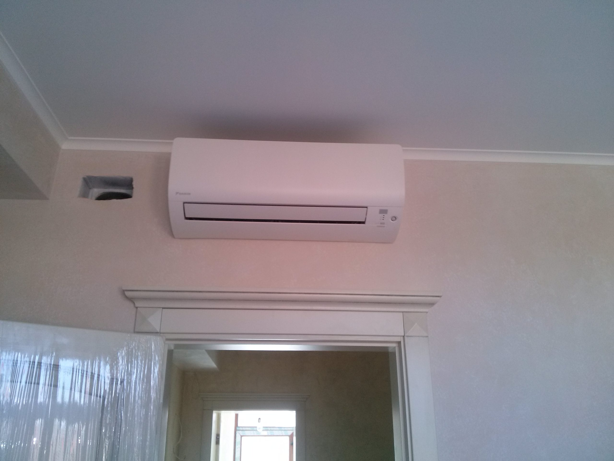 Où puis-je mettre le climatiseur: choisir le meilleur endroit pour l'installation dans une maison privée et dans un appartement