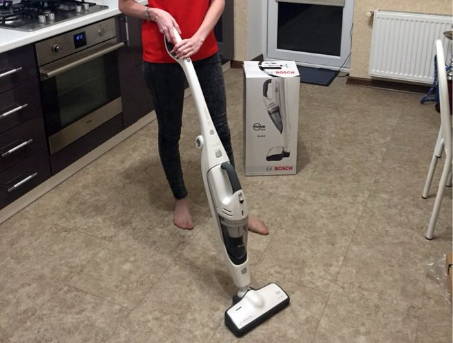 Présentation de l'aspirateur Bosch BBHMOVE2N : un appareil pratique pour les surfaces lisses