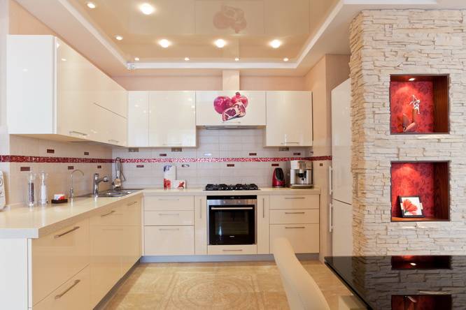 Plafonds tendus dans la cuisine: caractéristiques de choix, de conception et d'installation