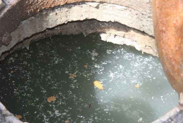 Que faire si les anneaux de la fosse de vidange coulaient: méthodes pour résoudre le problème