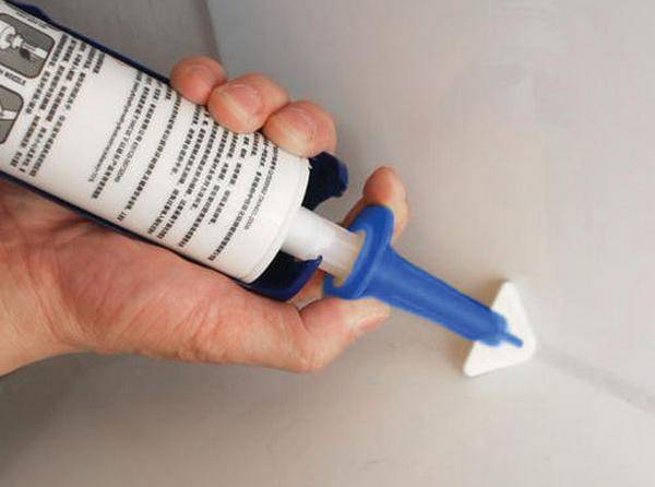 Mastic salle de bain : comment choisir la meilleure composition + règles de pose