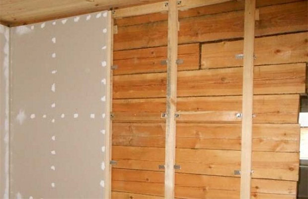 Caractéristiques de l'aménagement d'une salle de bain dans une maison en bois