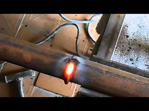 Soudage de joints tournants de tuyaux. soudage de tuyaux avec un tour