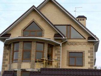 Comment recouvrir une maison en bois de l'extérieur: les meilleurs types de matériaux et leurs technologies d'installation