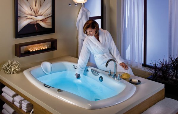 Baignoire en acrylique : les avantages et les inconvénients de l'installation d'une plomberie en polymère