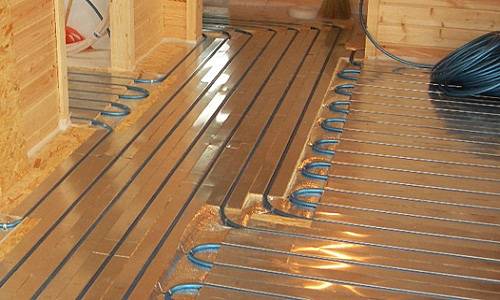 Chauffage au sol sous stratifié sur un sol en bois : quel système est le meilleur + notice de pose