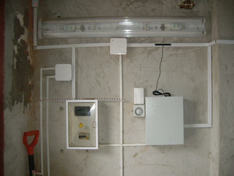 Comment faire le câblage électrique et l'éclairage dans le garage de vos propres mains - un schéma, un calcul de câble et une technologie d'installation