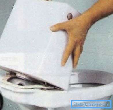 Comment coller une cuvette de toilettes: un aperçu des différents adhésifs et des instructions pour leur utilisation