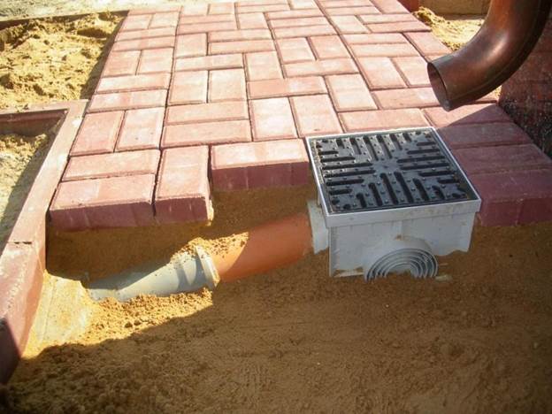 Comment faire un puits de drainage de vos propres mains et y apporter des tuyaux