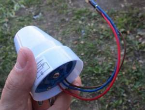 Capteurs de lumière extérieure TOP-5 pour allumer la lumière: les meilleurs modèles + les nuances de choix et de connexion