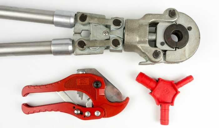 Quelles pinces à sertir pour tuyaux métal-plastique sont préférables - types et avantages