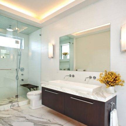 Luminaires dans la salle de bain au plafond: types, principes de placement, nuances d'installation