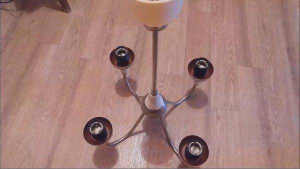 Comment connecter un lustre à un interrupteur à deux gangs: instructions étape par étape