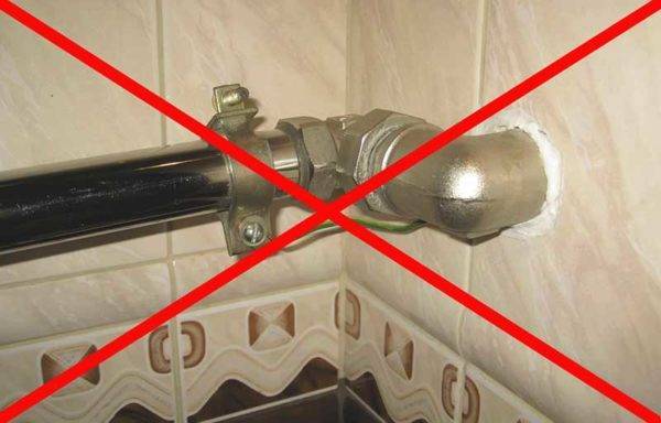 Pourquoi les conduites d'eau bourdonnent : lorsque vous ouvrez un robinet, lorsque vous ouvrez un robinet dans une colonne montante de salle de bain, que faire, qu'est-ce qui les fait bourdonner, bourdonner et siffler