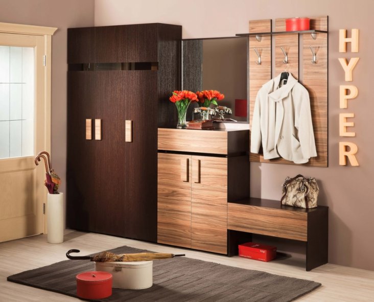 5 façons de sélectionner avec succès des meubles pour agrandir visuellement le couloir