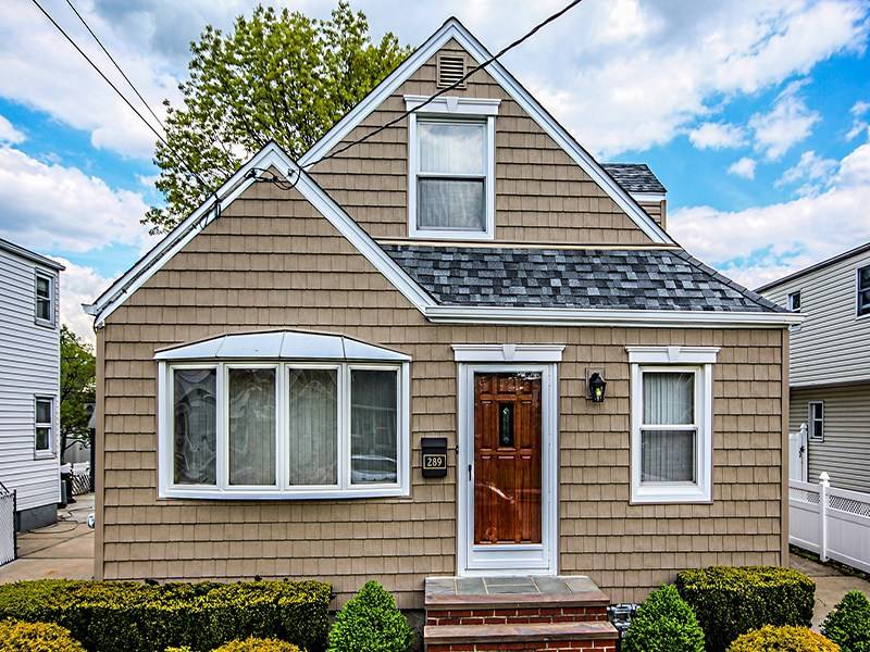 Belle gaine d'une maison en bois de l'extérieur (100 photos): comment gainer magnifiquement les murs de la façade et quel type de finition extérieure est la meilleure, comment la façade est gainée, les subtilités de la sélection des matériaux et de l'installation, avis
