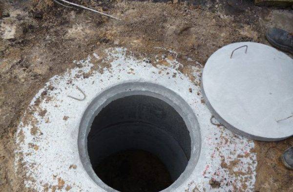 Comment fabriquer une fosse septique à deux chambres à partir d'anneaux en béton: instructions de construction