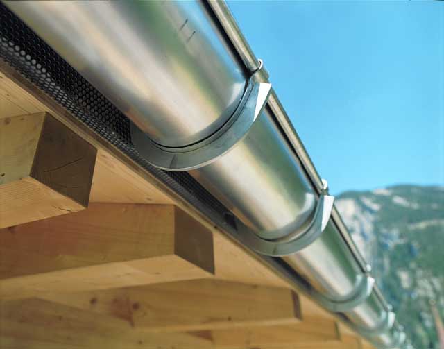 Quelle gouttière est la meilleure - en plastique ou en métal ? Bilan comparatif