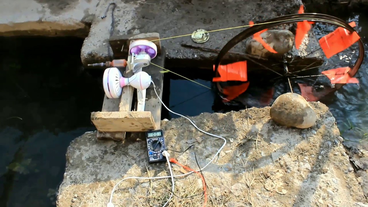 Centrale hydroélectrique artisanale. centrale hydroélectrique à faire soi-même sur un terrain personnel