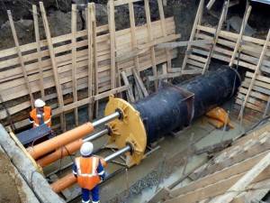 Comment se fait la pose de tuyaux sans tranchée: caractéristiques de la méthode + exemple de travail