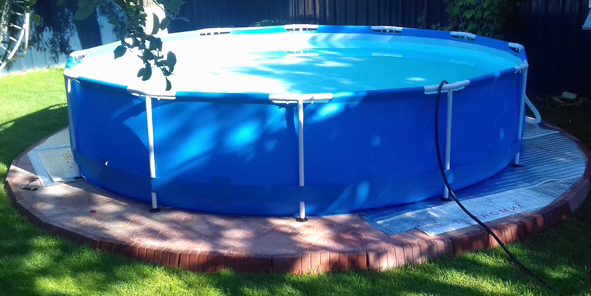 Comment faire une piscine à partir de matériaux improvisés: cadre, enfants