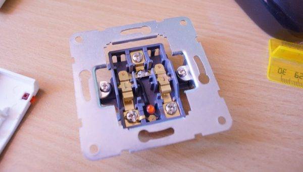 Pourquoi les voyants LED clignotent : dépannage + comment réparer