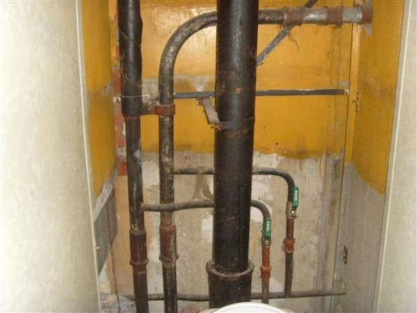 Une colonne montante d'égout fuit, qui doit la réparer. la colonne montante goutte, la colonne montante d'égout goutte, où aller