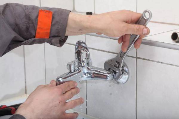 Installer un robinet dans la salle de bain : appareil et guide d'installation étape par étape
