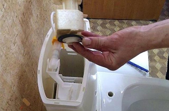 La cuvette des toilettes coule constamment : que faire et comment y remédier soi-même (+ vidéo)