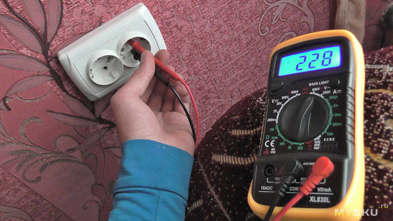 Comment vérifier la tension dans une prise avec un multimètre: règles de mesure