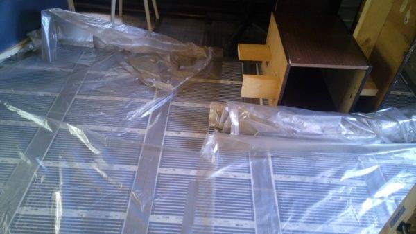 Comment faire un sol chauffé à l'eau sous linoléum: règles de conception et aperçu de la technologie d'installation